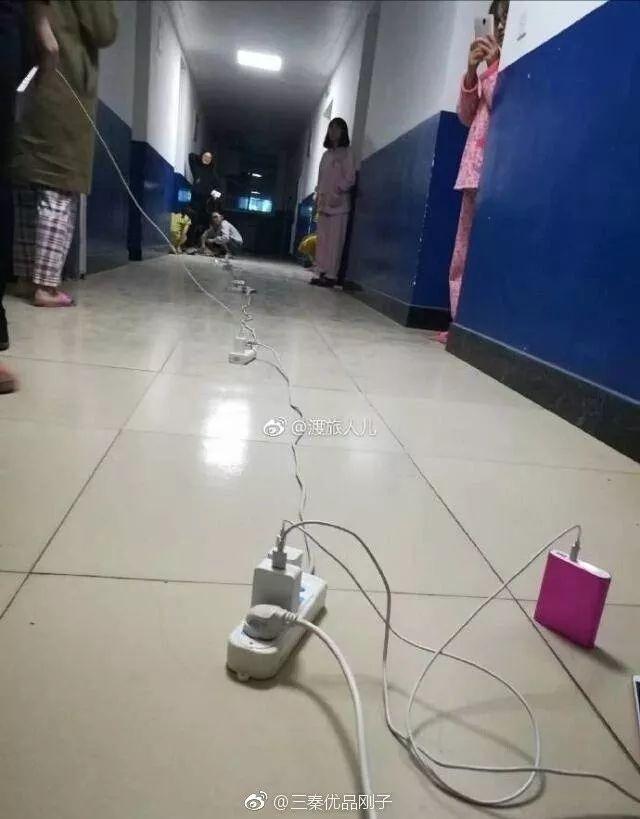 西安某大学女生宿舍停电 电线被众多手机宠爱成网红线