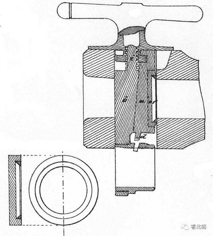 改型火炮的主要特征是梯形横楔炮闩,结构上螺杆驱动梯形横楔,后退则