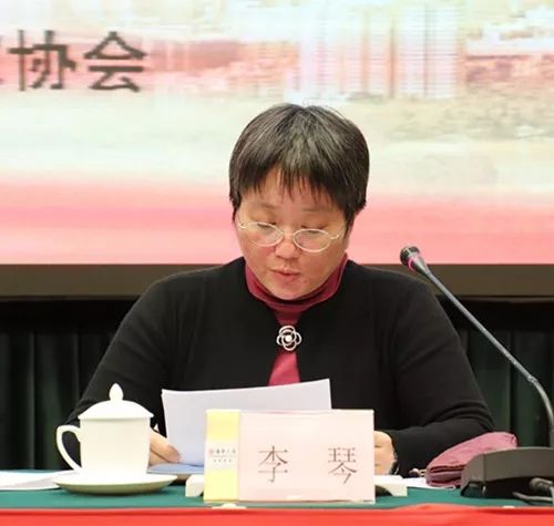 李琴宣读《关于表彰第二十七届广东省企业管理现代化创新成果组织工作