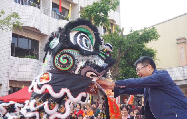 武术表演武术龙形拳由禅龙武术会带来《猪笼入水》