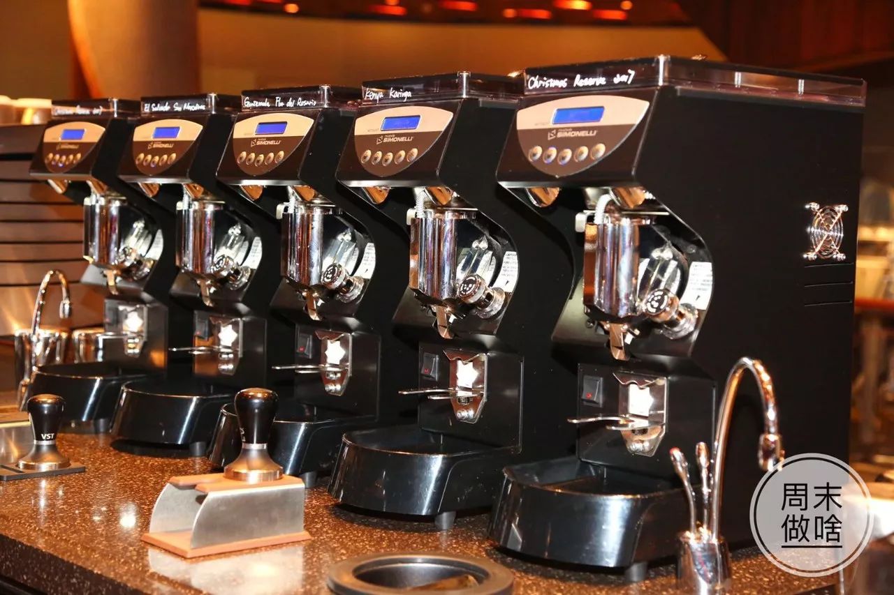 店内一共有9台黑鹰咖啡机,是全球星巴克黑鹰咖啡机最多的门店
