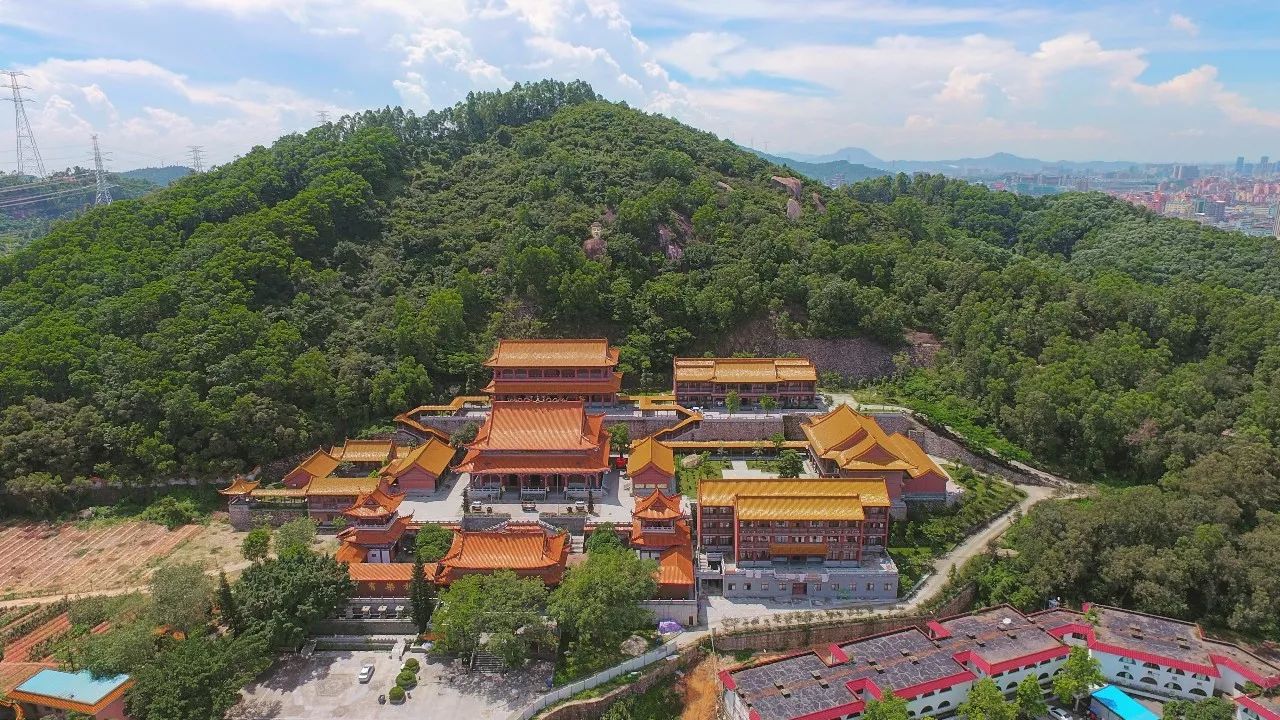 弘源寺,原名乌石寺,始建于清朝嘉庆年间,坐落于宝安石岩湖温泉度假村