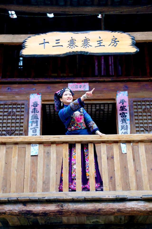 被誉为山歌女神,并推举成为黔江土家十三寨总寨主