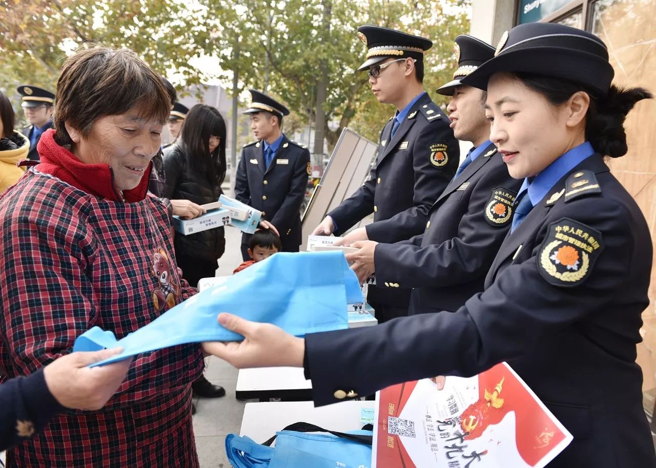 提供咨询,答疑解难服务等多种形式,普及宣传宪法法律知识,近距离提供