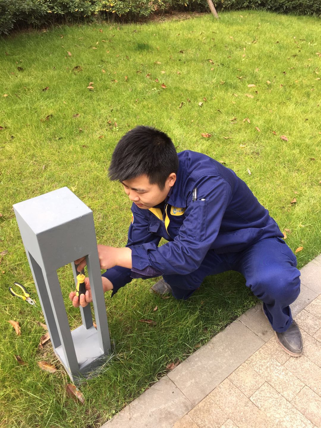 心靈手巧,成功修復電梯rec電梯板4東車場雨水篦子重新焊接環境綠化