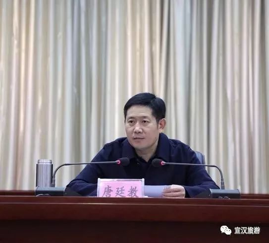 县委书记唐廷教出席会议并讲话,县委副书记,县长冯永刚主持会议,县