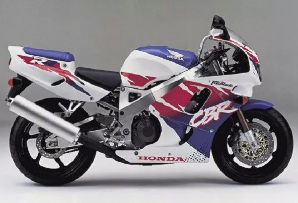 1994年式cbr900rr一开始搭载的750cc 并列4汽缸引擎是以具有与当时