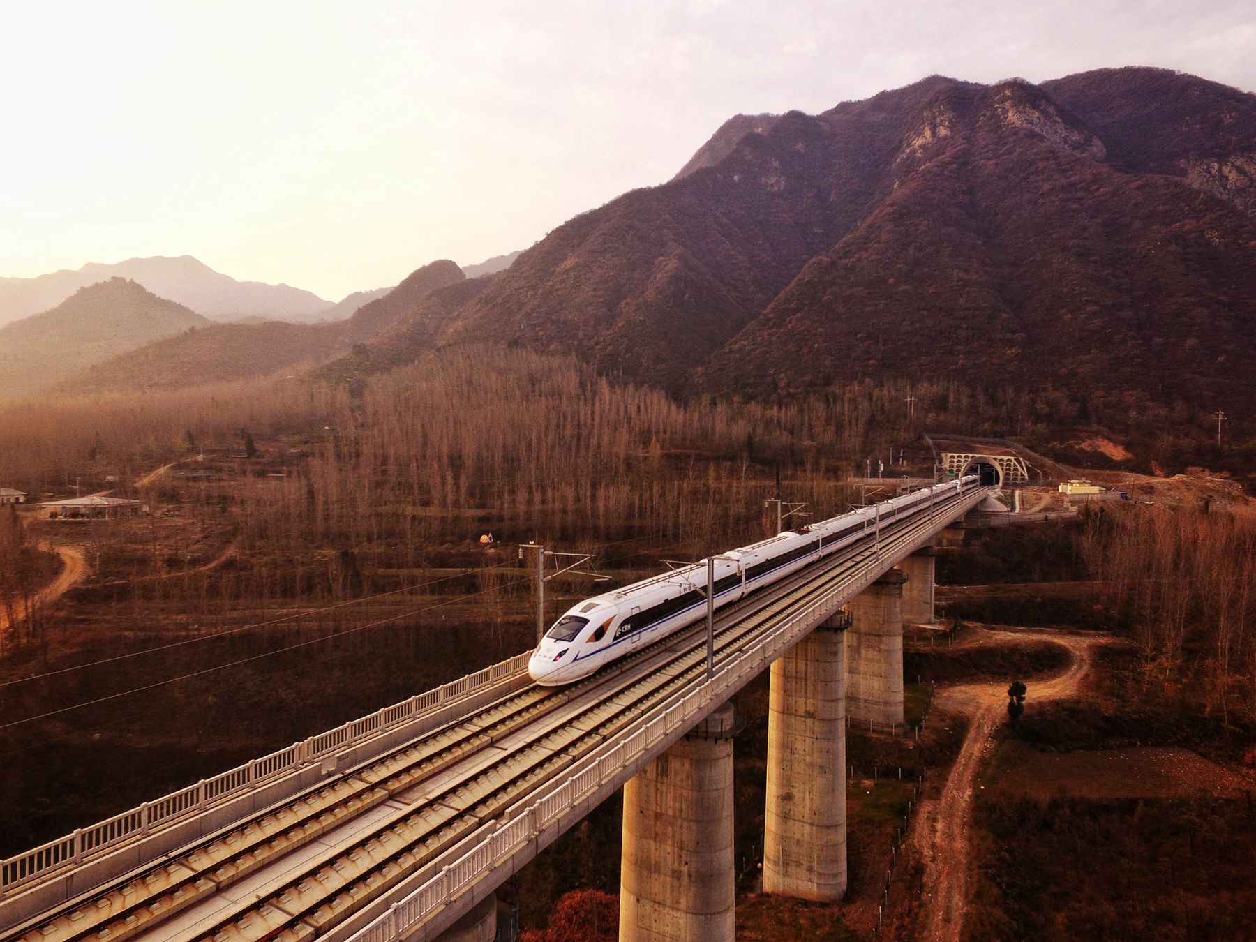 西成高铁从清凉山隧道开始一路上坡,采用25‰的大坡度穿越秦岭.
