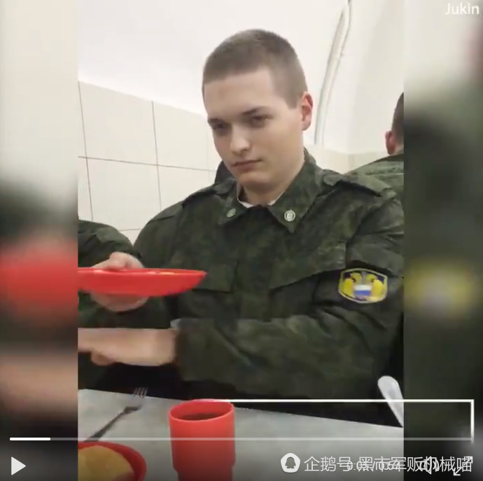 这位面无表情的俄军小哥面对手机摄像头展示了他的晚饭——一盘黄不拉