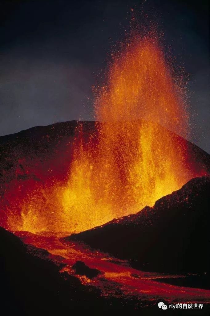 【加拉帕戈斯群岛】岛屿最大火山喷发,1100℃岩浆如河水般涌入大海!