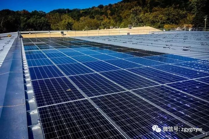 全村74戶農戶的瓦房頂上,覆蓋上了一塊塊 閃閃發光的太陽能電池板,這