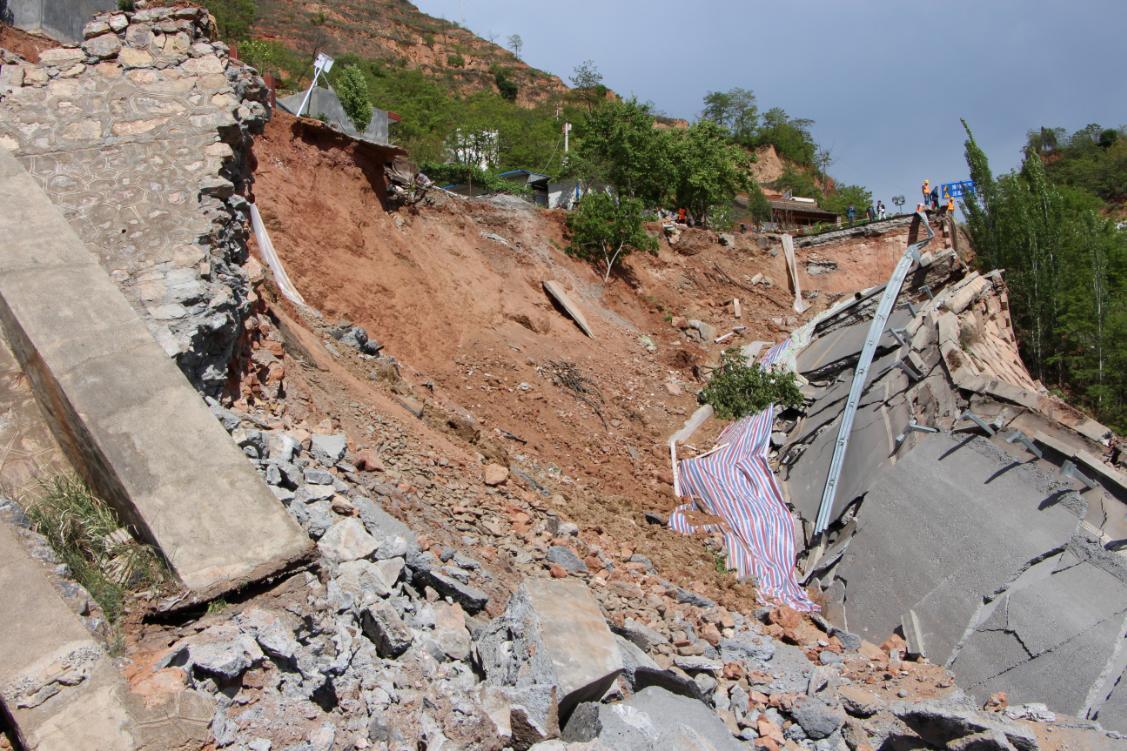 路基坍塌s205线米仓山任家山段是江武公路的重要咽喉地段,5月14日因