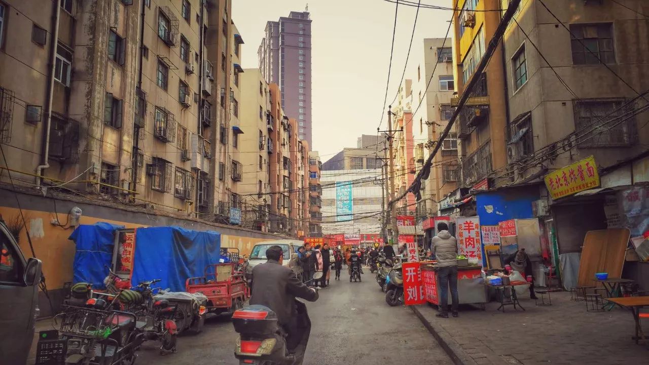 錦榮商貿城店員;迎來送往的食客,可能是上午來鄭州,下午就要走的老闆