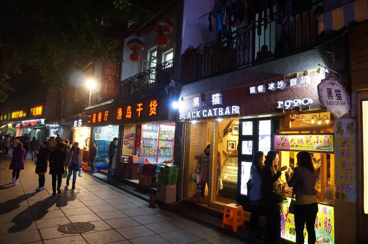 通往龙头路:各种心思巧妙的特色店铺,小玩意儿;各种奇思妙想的小吃