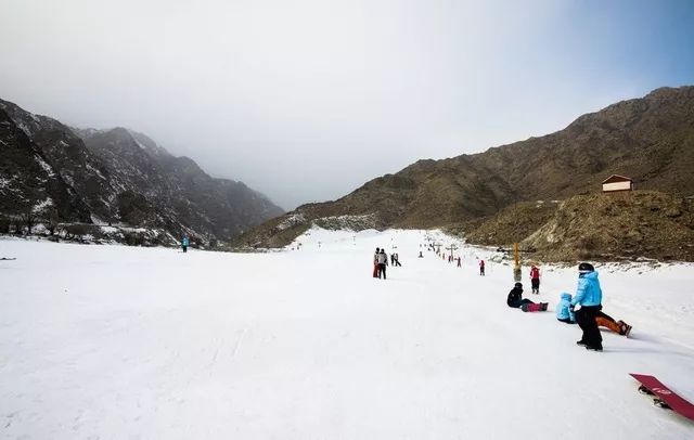 为了游客的安全考虑,贵州遵义大娄山滑雪场聘请了30名专业教练,为游客