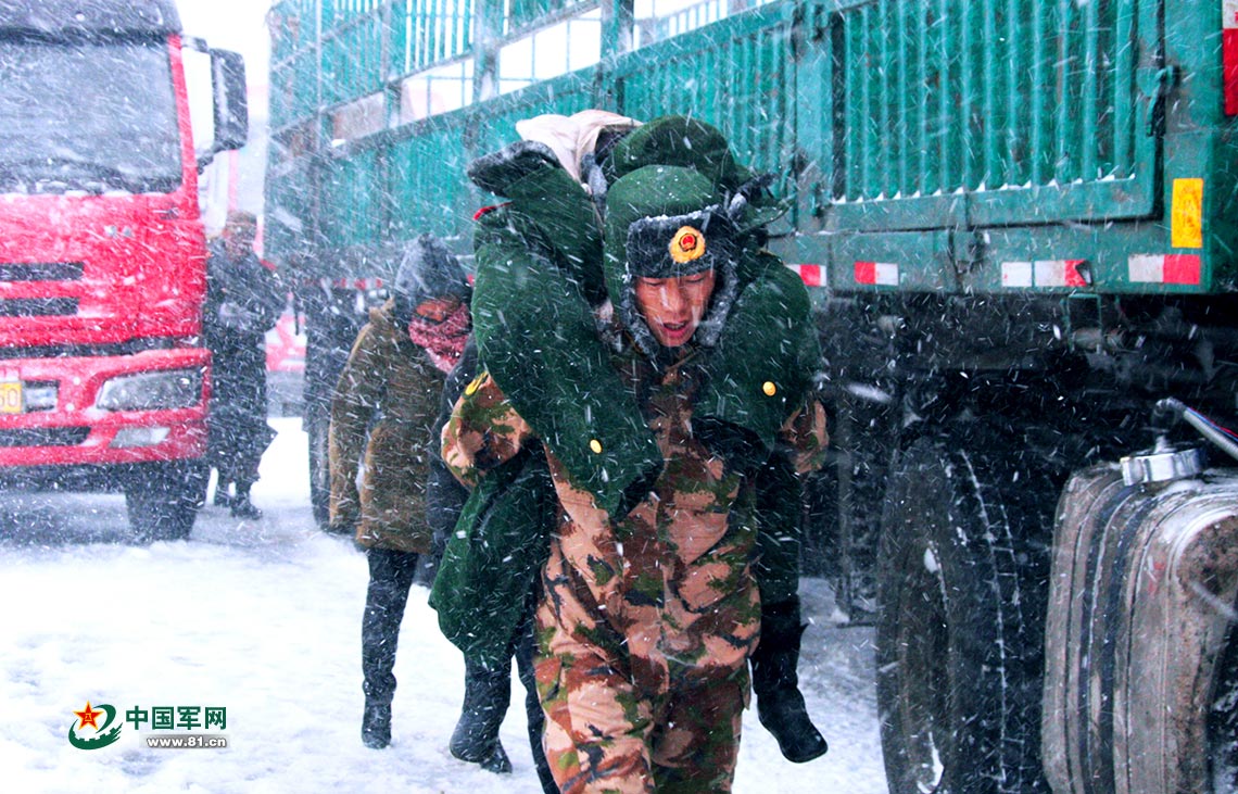 一場雪災,一程堅守,風雪還鄉路上的人民子弟兵