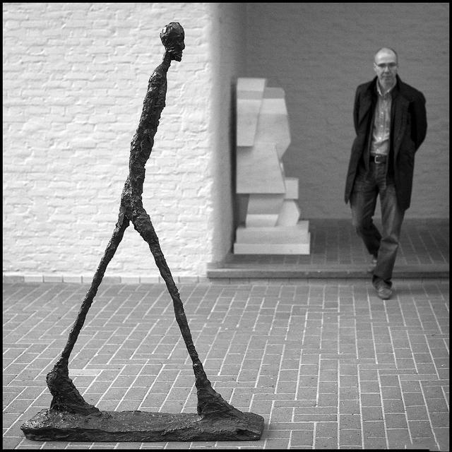 作为艺术家,贾科梅蒂经历过立体主义时期,又经历过超现实主义时期,对