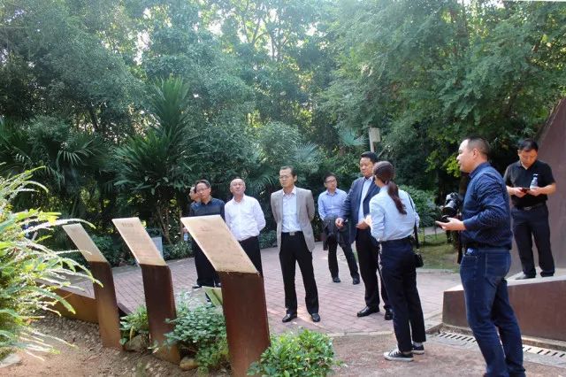 深港环保董事长杨小毛,副总经理曾建元带领吴副市长一行参观了深圳市