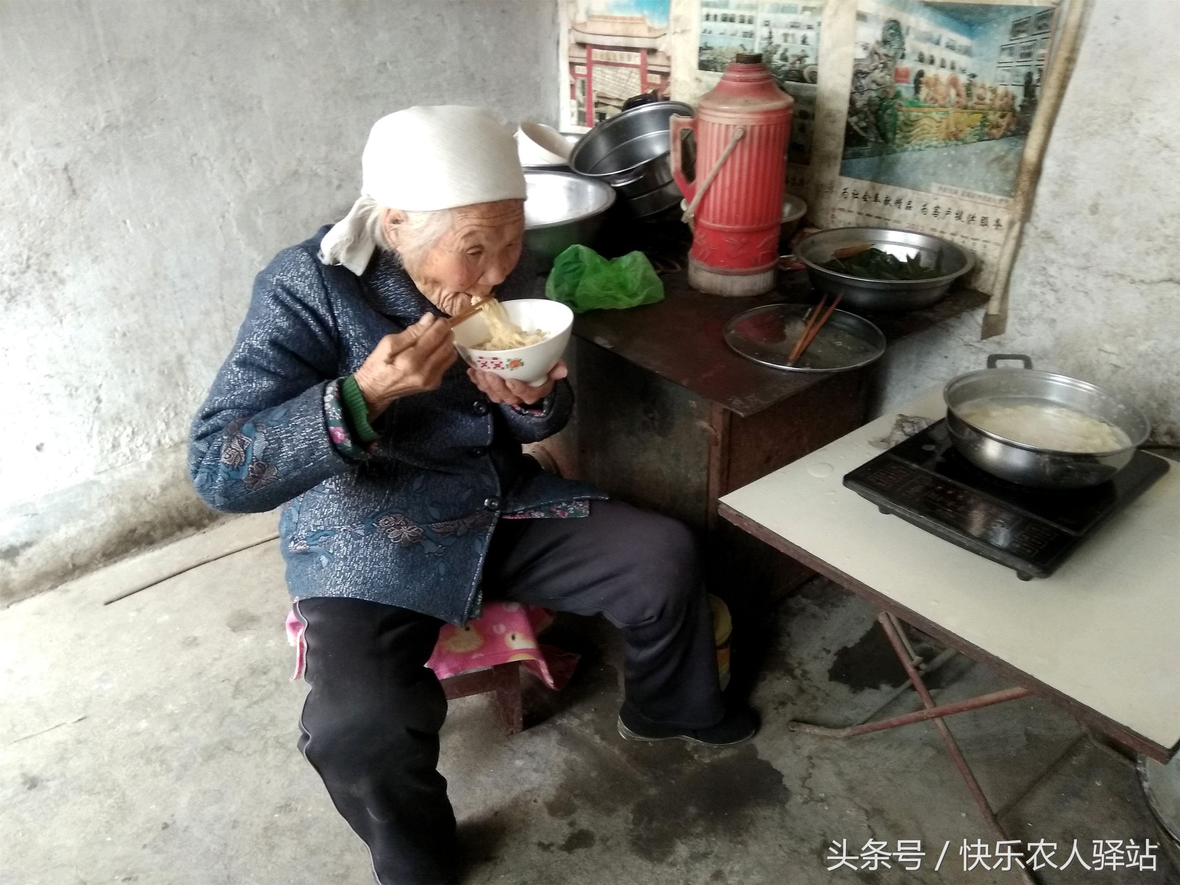 带女友回农村老家,94岁的婆婆做了两锅饭,让人鼻酸