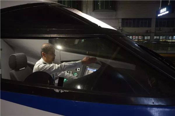 接到指令後,楊斌準備發車.