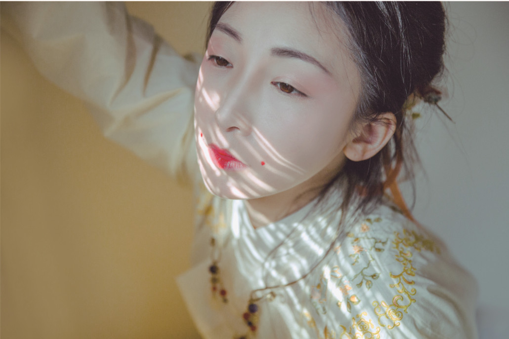 独立唱作女歌手叶里最新创作单曲《冠玉》于12月7日由独立音乐推手