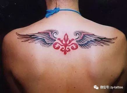 翅膀纹身寓意着纯洁,是天使,是自由的象征,也有着守护的寓意