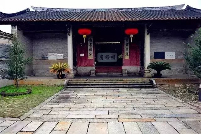 村里有座祠,传说这座广裕祠大约建于1406年,与北京故宫同年而建,历史