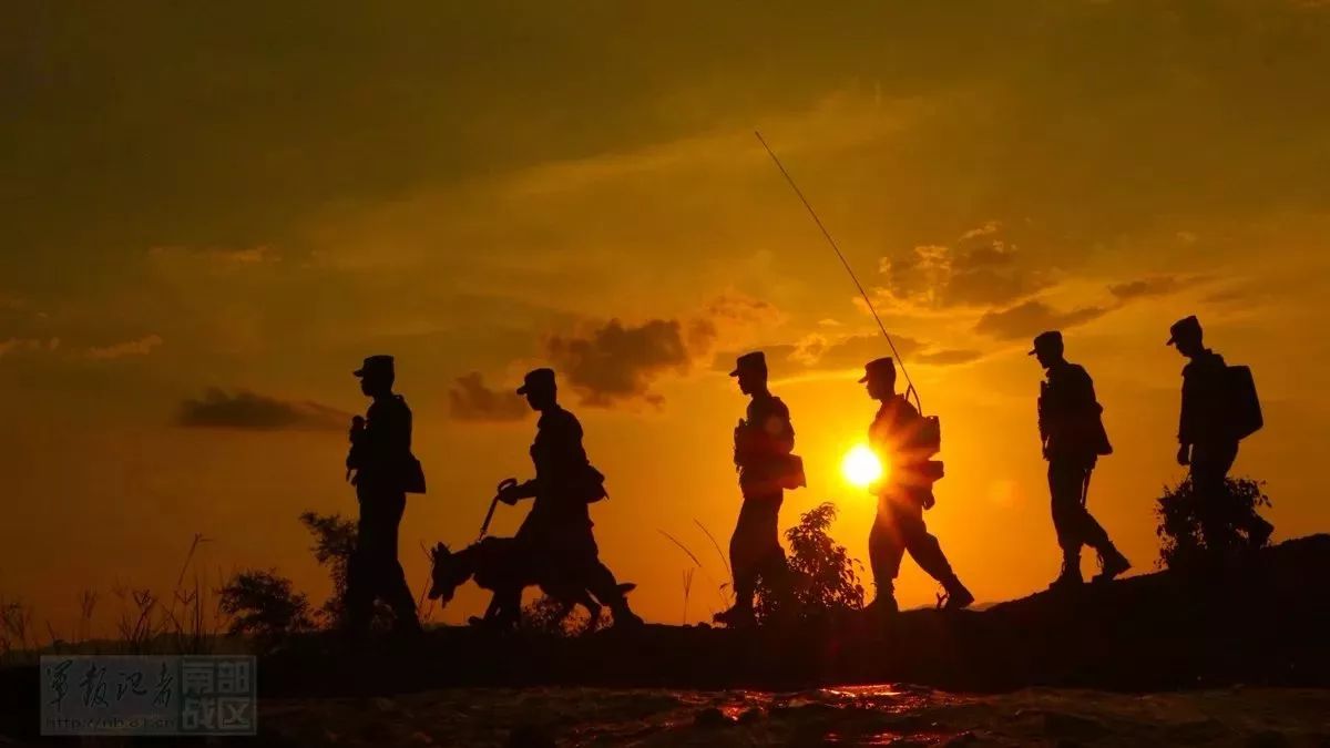 军人在夕阳下的背景照图片