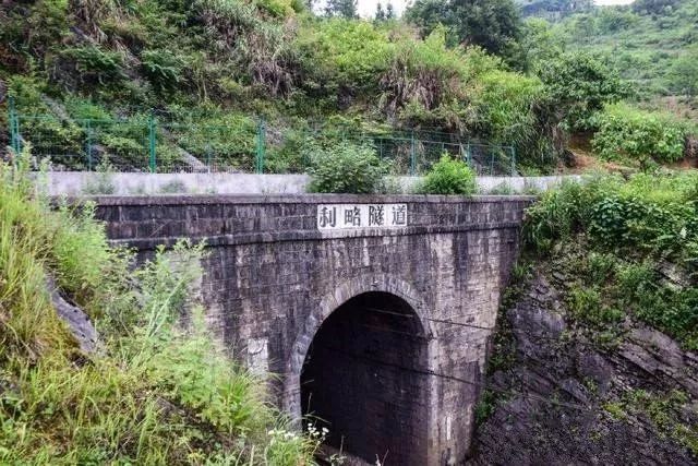 火车穿过湘西这座小村庄,给村子带来了一道亮丽的风景