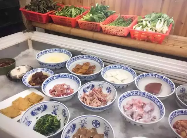 美食 正文 太陽魚是店裡的熱銷菜, 新鮮活殺的魚肉非常鮮嫩而且沒有一