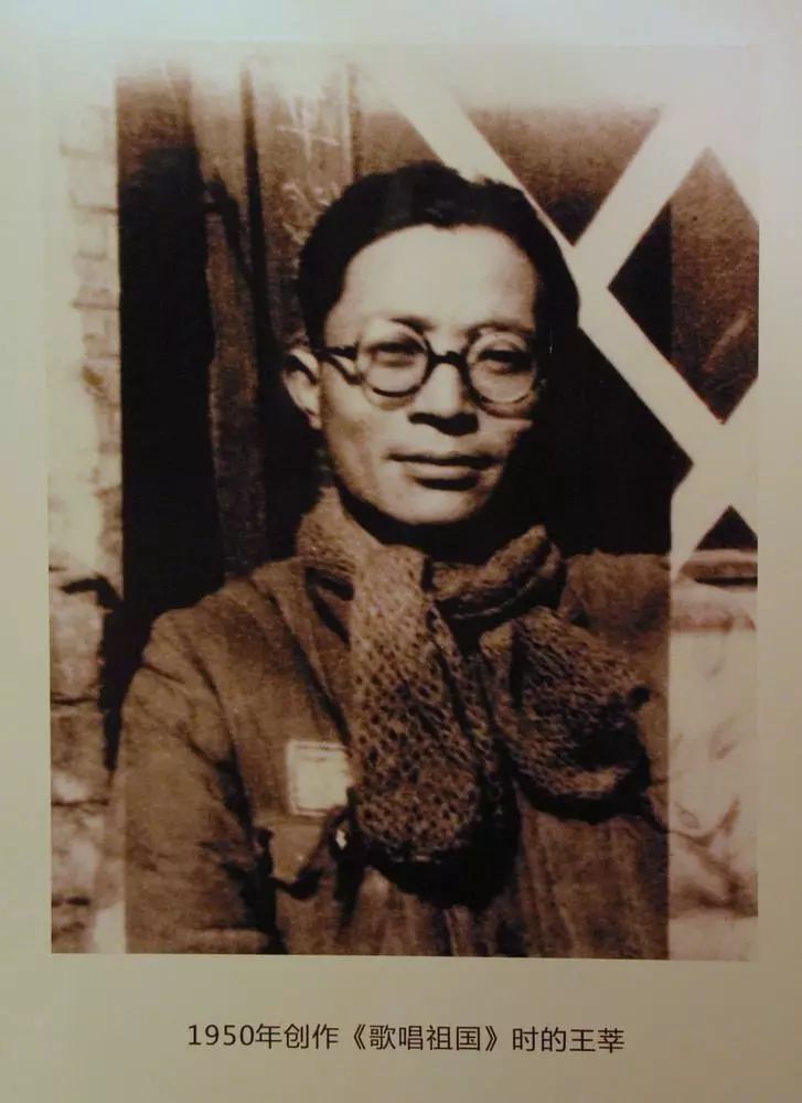 1949年,时任天津音乐工作团团长的父亲参加了开国大典,在观礼台上很