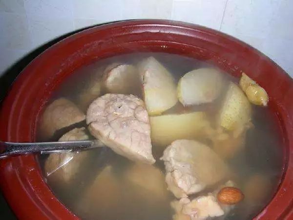 雪梨猪肺汤的主要功能在于 能够滋润肺燥,清化热痰 煲的时候可以