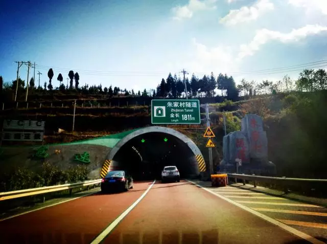 爽从会泽穿过18个隧道的新高速路体验