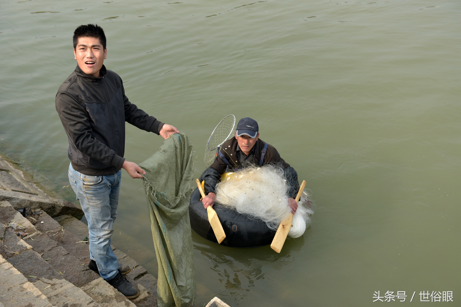 農村大哥自制捕魚神器,看到收穫你肯定會心動