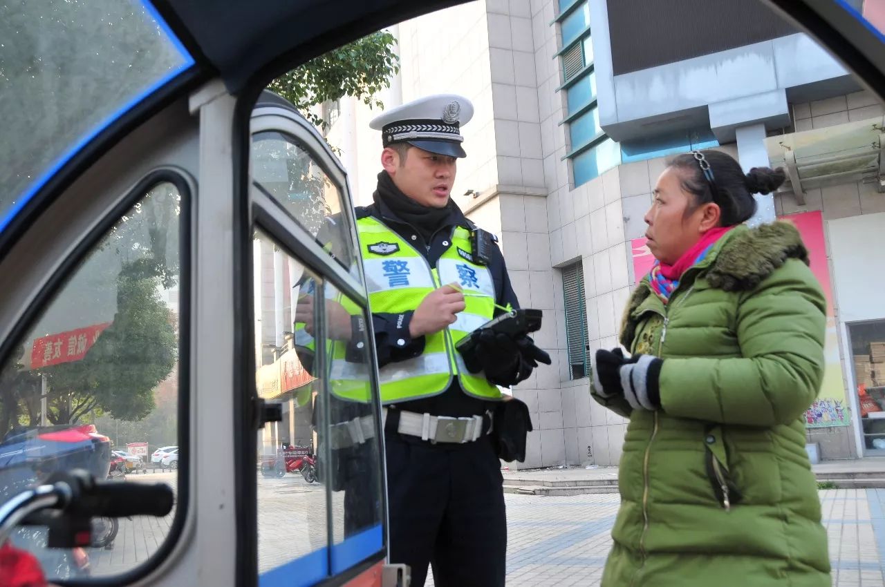 盐城女交警吉丹丹多大图片