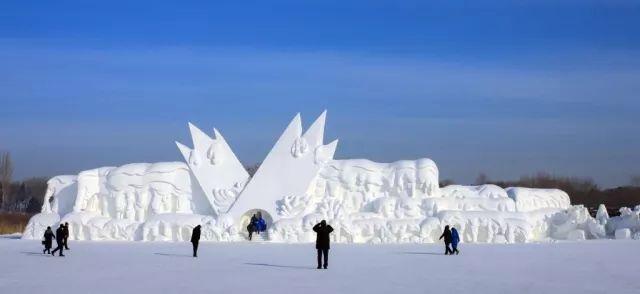 冰燈藝術遊園會1963年舉辦的首屆冰燈遊園會是哈爾濱最早的冰雪旅遊