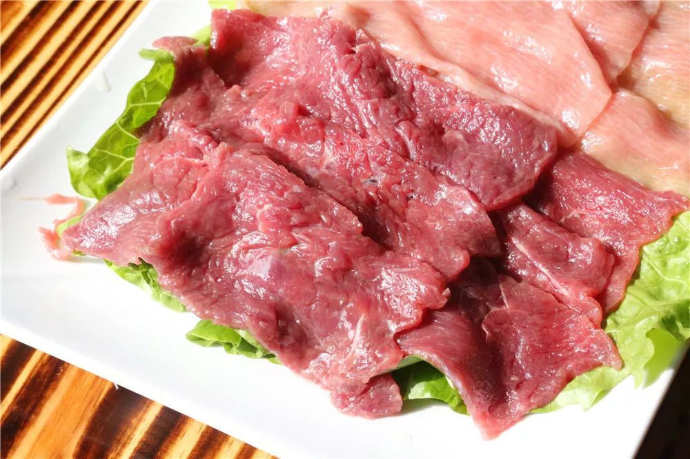嫩滑的鸸鹋肉片和粉粉嫩的鸸鹋肾片口感嫩中带一点爽脆,与牛肉有一点