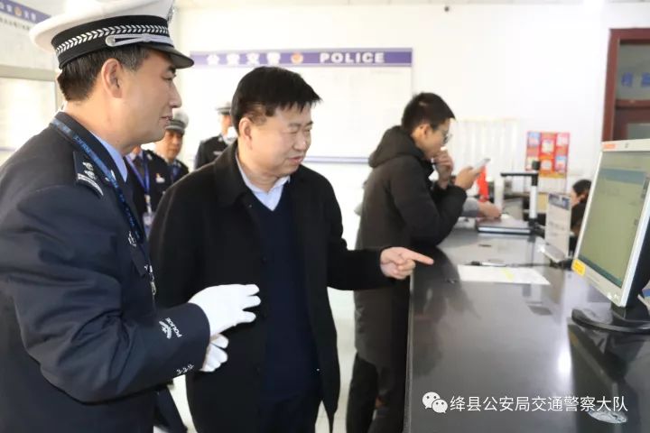 县委书记王宏伟一行,首先观看了交警大队交通指挥手势汇报表演,交通