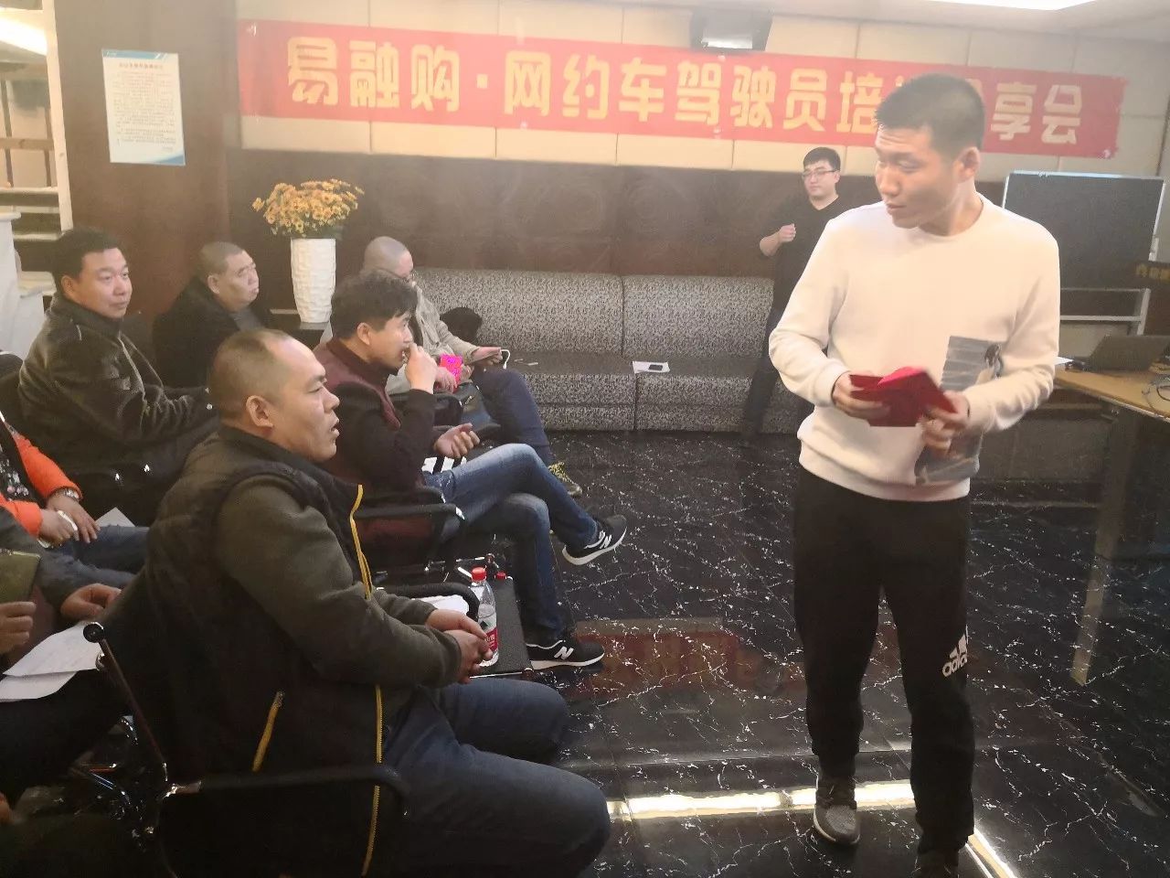 图为易融购陈经理奖励网约车司机易融购会定期为表现突出,进步突出的