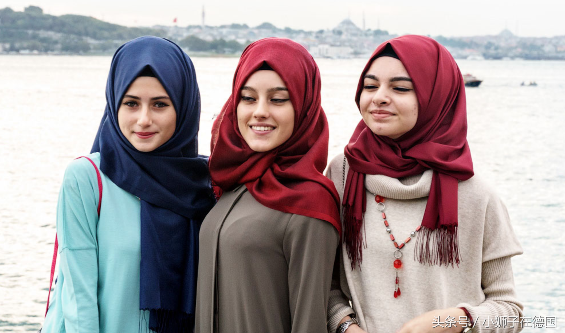 土耳其虽然颁布了禁令禁止女人佩戴头巾,但一些传统的女孩并不买账