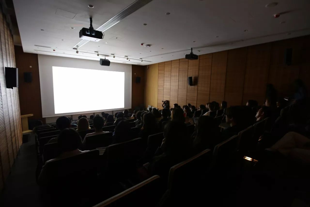 海报及放映现场(易雨潇,沈森)集中呈现了海外游学的