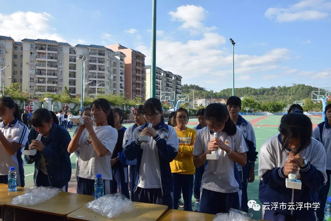 云浮中学校服图片