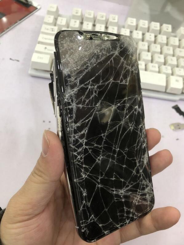 这可能是有史以来摔得最惨的iphonex了