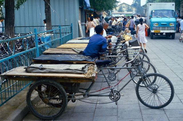 經過天安門廣場的老人.送貨的三輪車.