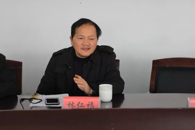 常务副镇长方斌善就明年的便民,城镇,公共自行车,城乡公交等实事进行