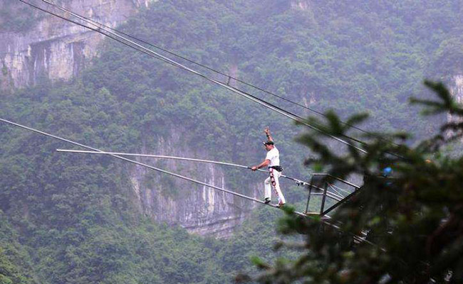 欧洲高空钢索之王弗雷迪·诺克挑战亚洲最长最险的张家界天门山高空
