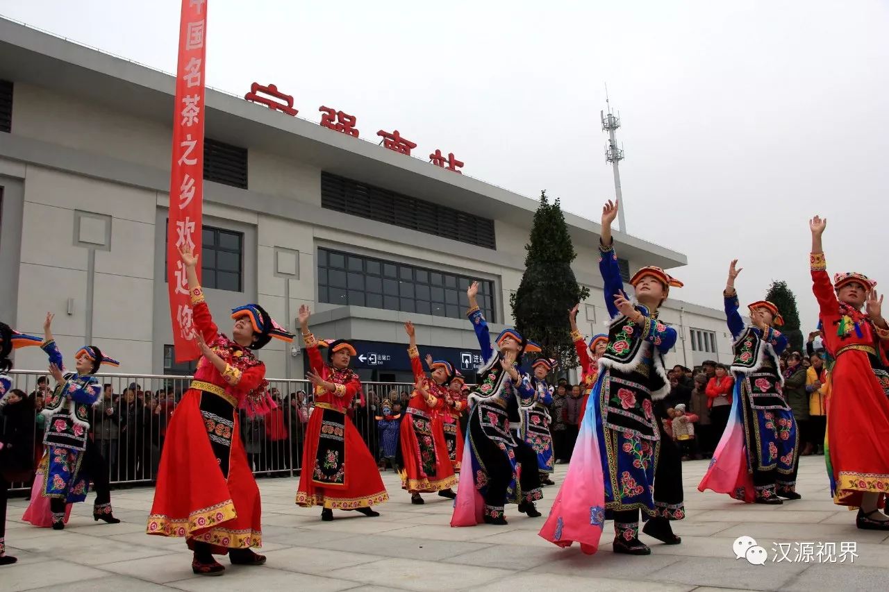 黎德華 攝▲寧強縣山花藝術團表演的羌族舞蹈《幸福羌寨》.