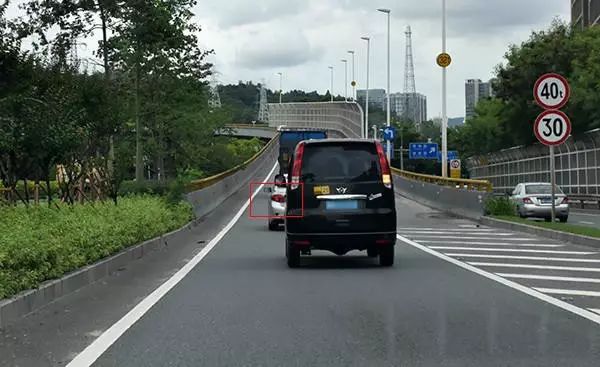 看得遠一點在很多時候,前車剎車只是為了調整一點速度,並不是遇到擁堵