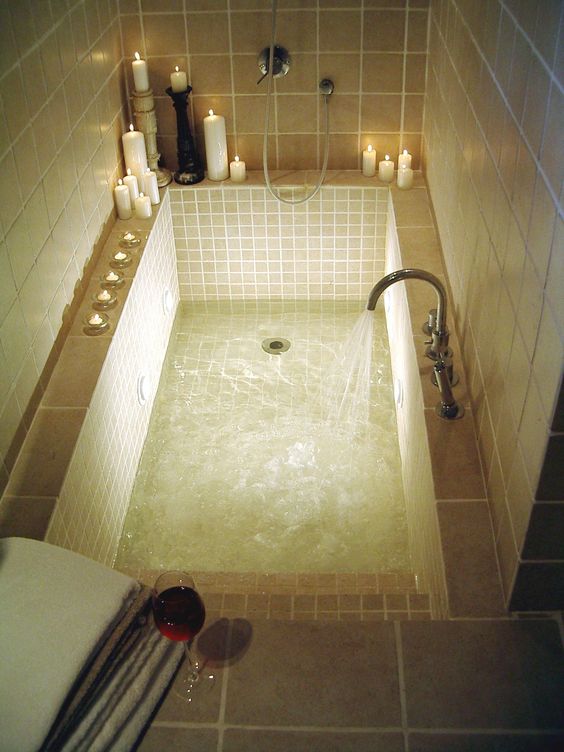 我朋友家的浴室空间较小,所以飞墨君还是建议她家选择砖砌浴池的,一个