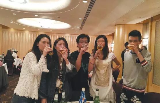 杨俪萍(左一)在婚礼上向亲戚们敬酒